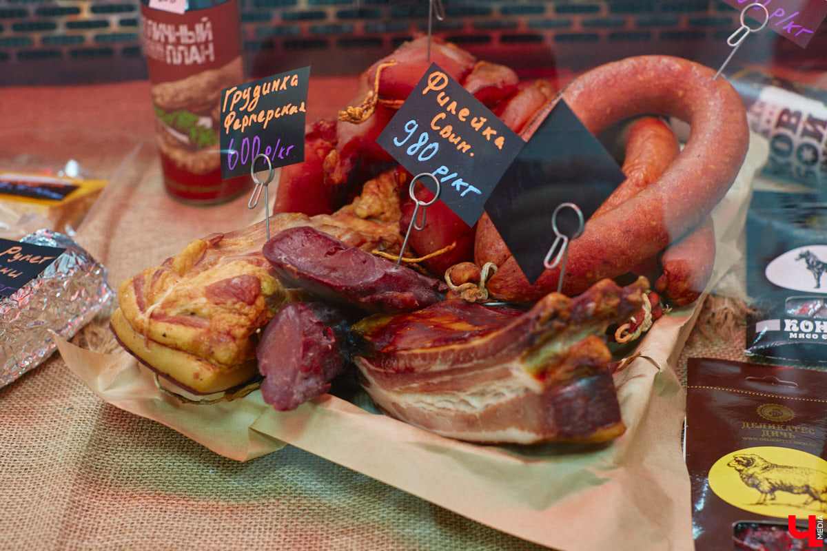 28 октября в Юрьевец со всего города слетелась нечистая сила. Притянула сказочных персонажей эксклюзивная вечеринка-дегустация в честь Хэллоуина. Все было пропитано духом праздника, начиная от лакомств в виде сырого мяса и заканчивая мрачной шоу-программой. «Ключ-Медиа» стал гостем этого ужасно вкусного и жутко интересного мероприятия.