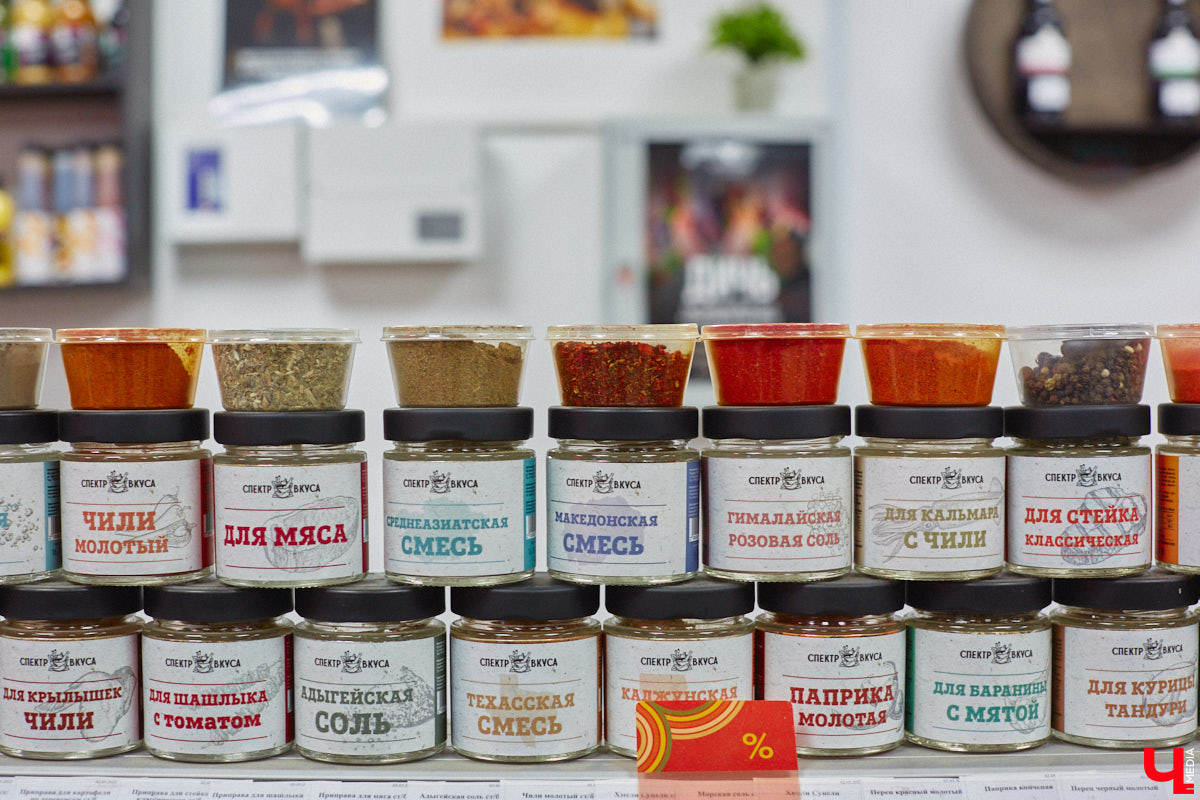 28 октября в Юрьевец со всего города слетелась нечистая сила. Притянула сказочных персонажей эксклюзивная вечеринка-дегустация в честь Хэллоуина. Все было пропитано духом праздника, начиная от лакомств в виде сырого мяса и заканчивая мрачной шоу-программой. «Ключ-Медиа» стал гостем этого ужасно вкусного и жутко интересного мероприятия.