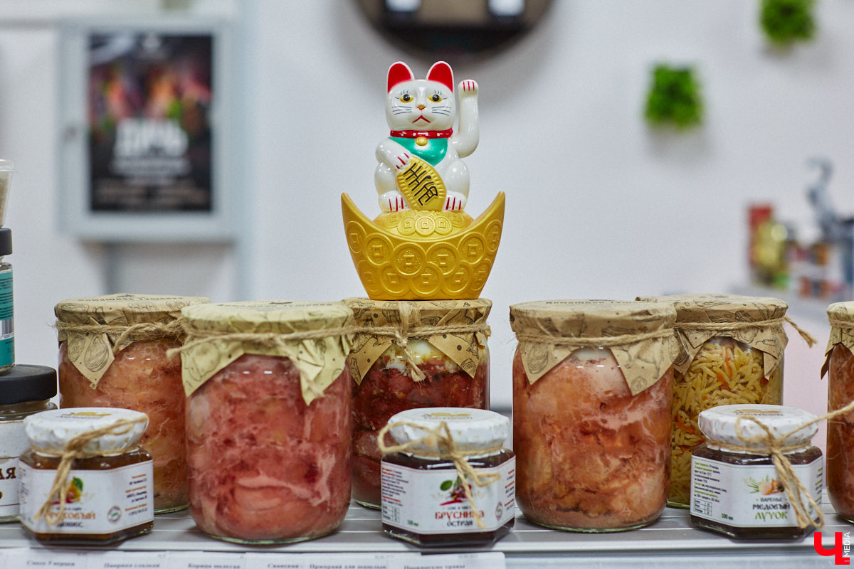 28 октября в Юрьевец со всего города слетелась нечистая сила. Притянула сказочных персонажей эксклюзивная вечеринка-дегустация в честь Хэллоуина. Все было пропитано духом праздника, начиная от лакомств в виде сырого мяса и заканчивая мрачной шоу-программой. «Ключ-Медиа» стал гостем этого ужасно вкусного и жутко интересного мероприятия.