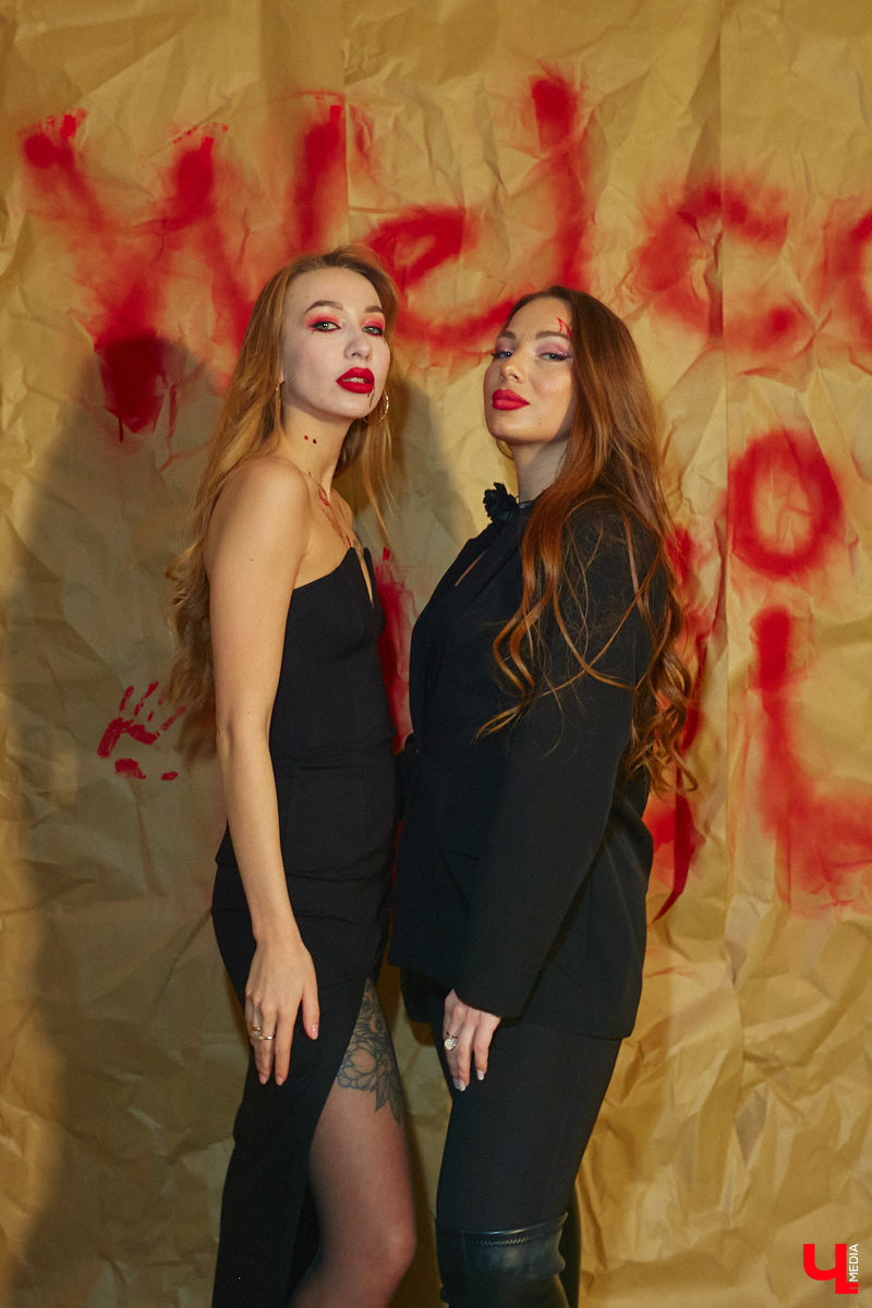 28 октября в Юрьевец со всего города слетелась нечистая сила. Притянула сказочных персонажей эксклюзивная вечеринка-дегустация в честь Хэллоуина. Все было пропитано духом праздника, начиная от лакомств в виде сырого мяса и заканчивая мрачной шоу-программой. «Ключ-Медиа» стал гостем этого ужасно вкусного и жутко интересного мероприятия.