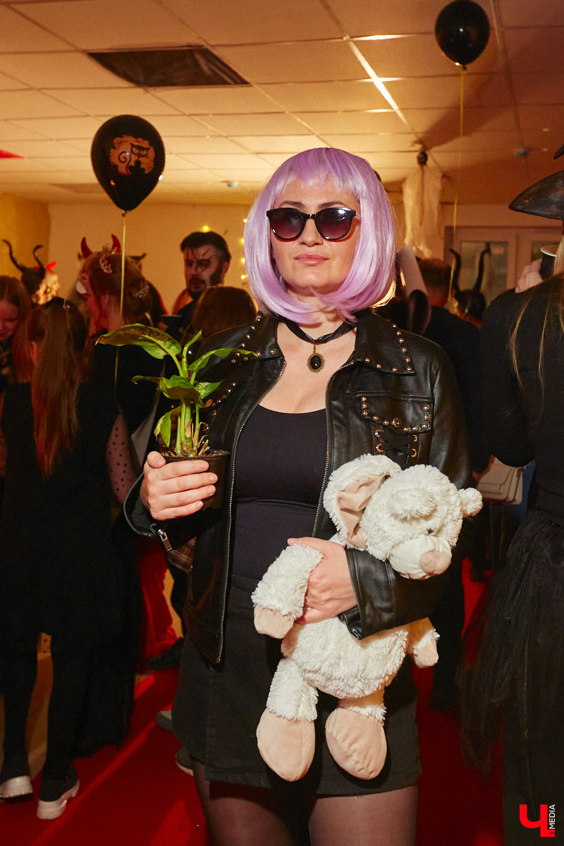 28 октября в Юрьевец со всего города слетелась нечистая сила. Притянула сказочных персонажей эксклюзивная вечеринка-дегустация в честь Хэллоуина. Все было пропитано духом праздника, начиная от лакомств в виде сырого мяса и заканчивая мрачной шоу-программой. «Ключ-Медиа» стал гостем этого ужасно вкусного и жутко интересного мероприятия.