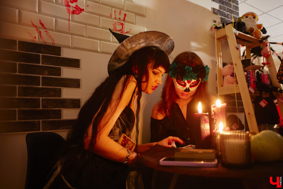 28 октября в Юрьевец со всего города слетелась нечистая сила. Притянула сказочных персонажей эксклюзивная вечеринка-дегустация в честь Хэллоуина. Все было пропитано духом праздника, начиная от лакомств в виде сырого мяса и заканчивая мрачной шоу-программой. «Ключ-Медиа» стал гостем этого ужасно вкусного и жутко интересного мероприятия.