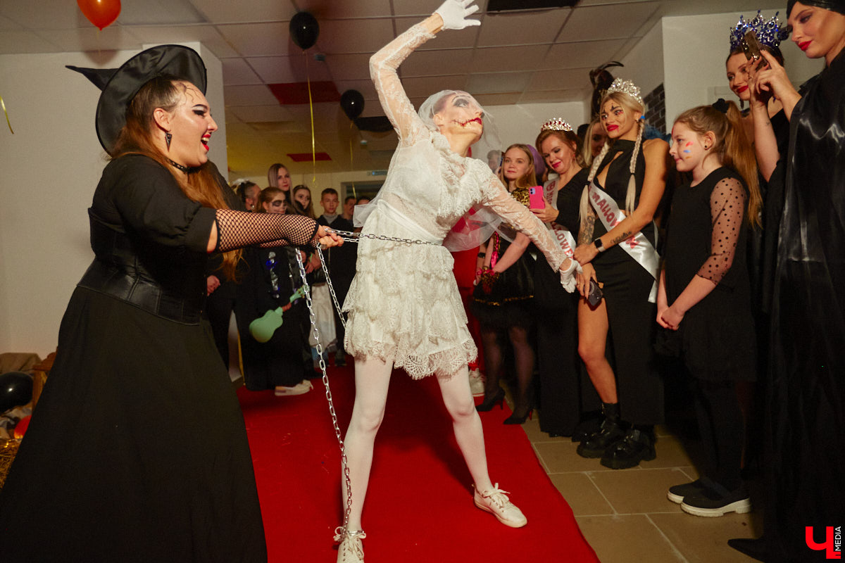 28 октября в Юрьевец со всего города слетелась нечистая сила. Притянула сказочных персонажей эксклюзивная вечеринка-дегустация в честь Хэллоуина. Все было пропитано духом праздника, начиная от лакомств в виде сырого мяса и заканчивая мрачной шоу-программой. «Ключ-Медиа» стал гостем этого ужасно вкусного и жутко интересного мероприятия.