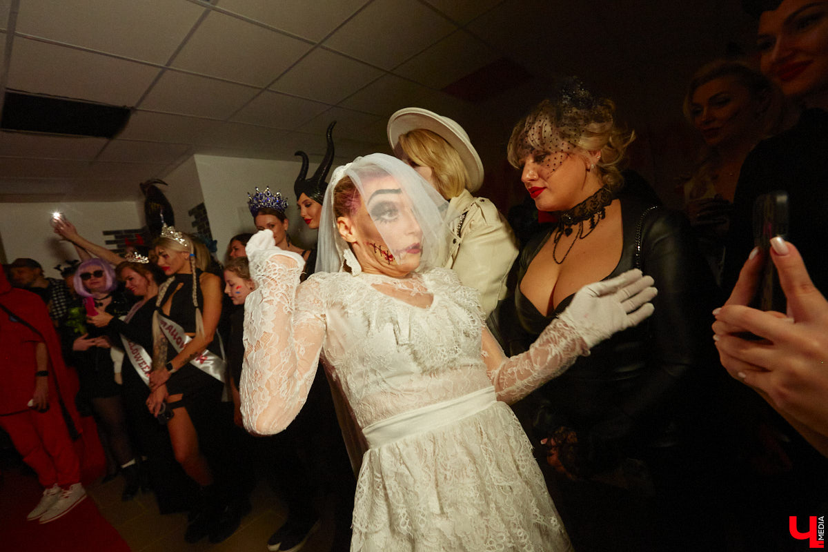 28 октября в Юрьевец со всего города слетелась нечистая сила. Притянула сказочных персонажей эксклюзивная вечеринка-дегустация в честь Хэллоуина. Все было пропитано духом праздника, начиная от лакомств в виде сырого мяса и заканчивая мрачной шоу-программой. «Ключ-Медиа» стал гостем этого ужасно вкусного и жутко интересного мероприятия.