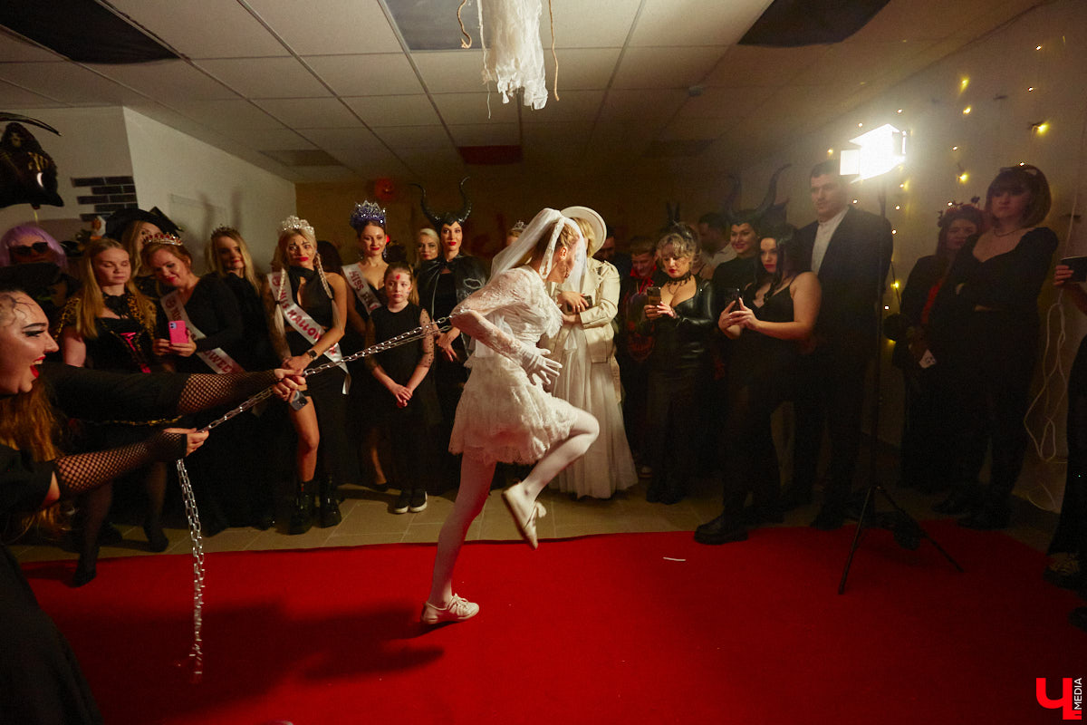 28 октября в Юрьевец со всего города слетелась нечистая сила. Притянула сказочных персонажей эксклюзивная вечеринка-дегустация в честь Хэллоуина. Все было пропитано духом праздника, начиная от лакомств в виде сырого мяса и заканчивая мрачной шоу-программой. «Ключ-Медиа» стал гостем этого ужасно вкусного и жутко интересного мероприятия.