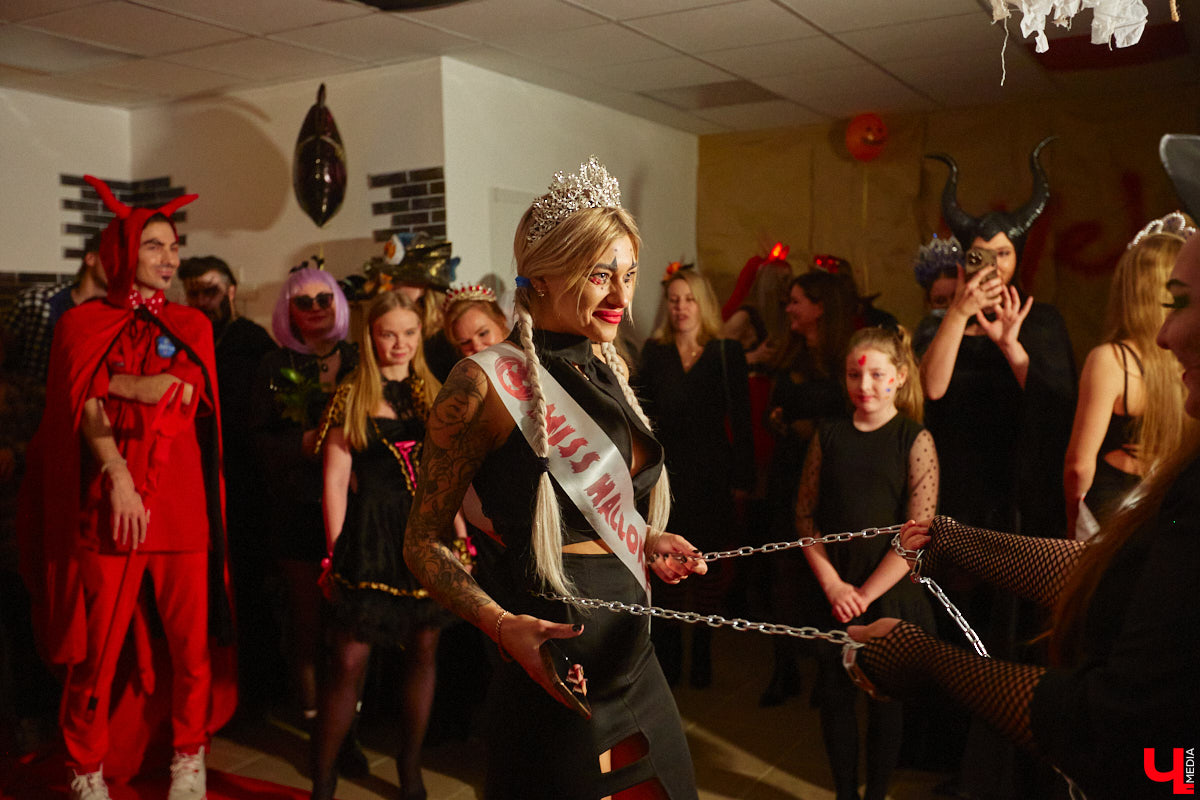 28 октября в Юрьевец со всего города слетелась нечистая сила. Притянула сказочных персонажей эксклюзивная вечеринка-дегустация в честь Хэллоуина. Все было пропитано духом праздника, начиная от лакомств в виде сырого мяса и заканчивая мрачной шоу-программой. «Ключ-Медиа» стал гостем этого ужасно вкусного и жутко интересного мероприятия.