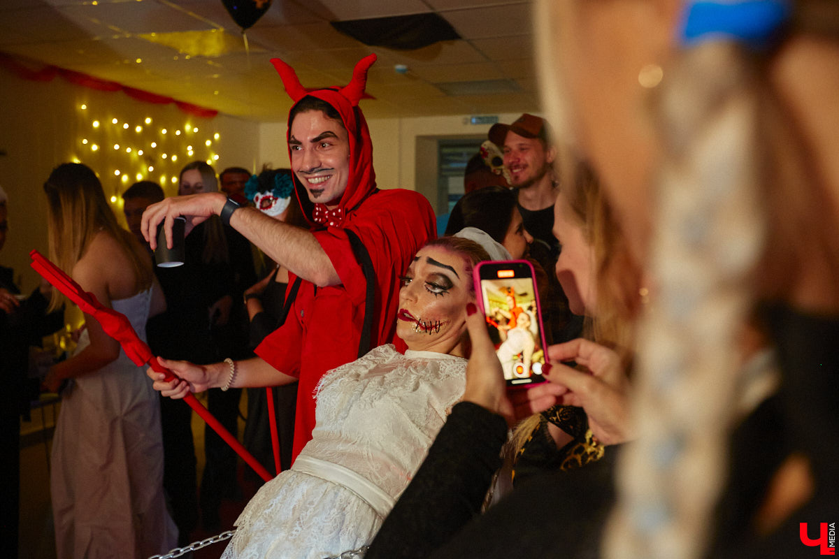 28 октября в Юрьевец со всего города слетелась нечистая сила. Притянула сказочных персонажей эксклюзивная вечеринка-дегустация в честь Хэллоуина. Все было пропитано духом праздника, начиная от лакомств в виде сырого мяса и заканчивая мрачной шоу-программой. «Ключ-Медиа» стал гостем этого ужасно вкусного и жутко интересного мероприятия.