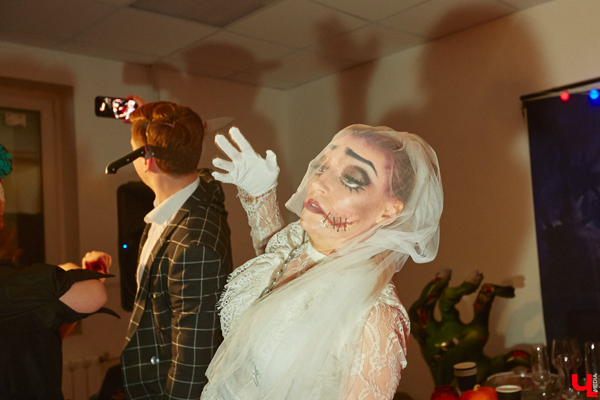 28 октября в Юрьевец со всего города слетелась нечистая сила. Притянула сказочных персонажей эксклюзивная вечеринка-дегустация в честь Хэллоуина. Все было пропитано духом праздника, начиная от лакомств в виде сырого мяса и заканчивая мрачной шоу-программой. «Ключ-Медиа» стал гостем этого ужасно вкусного и жутко интересного мероприятия.