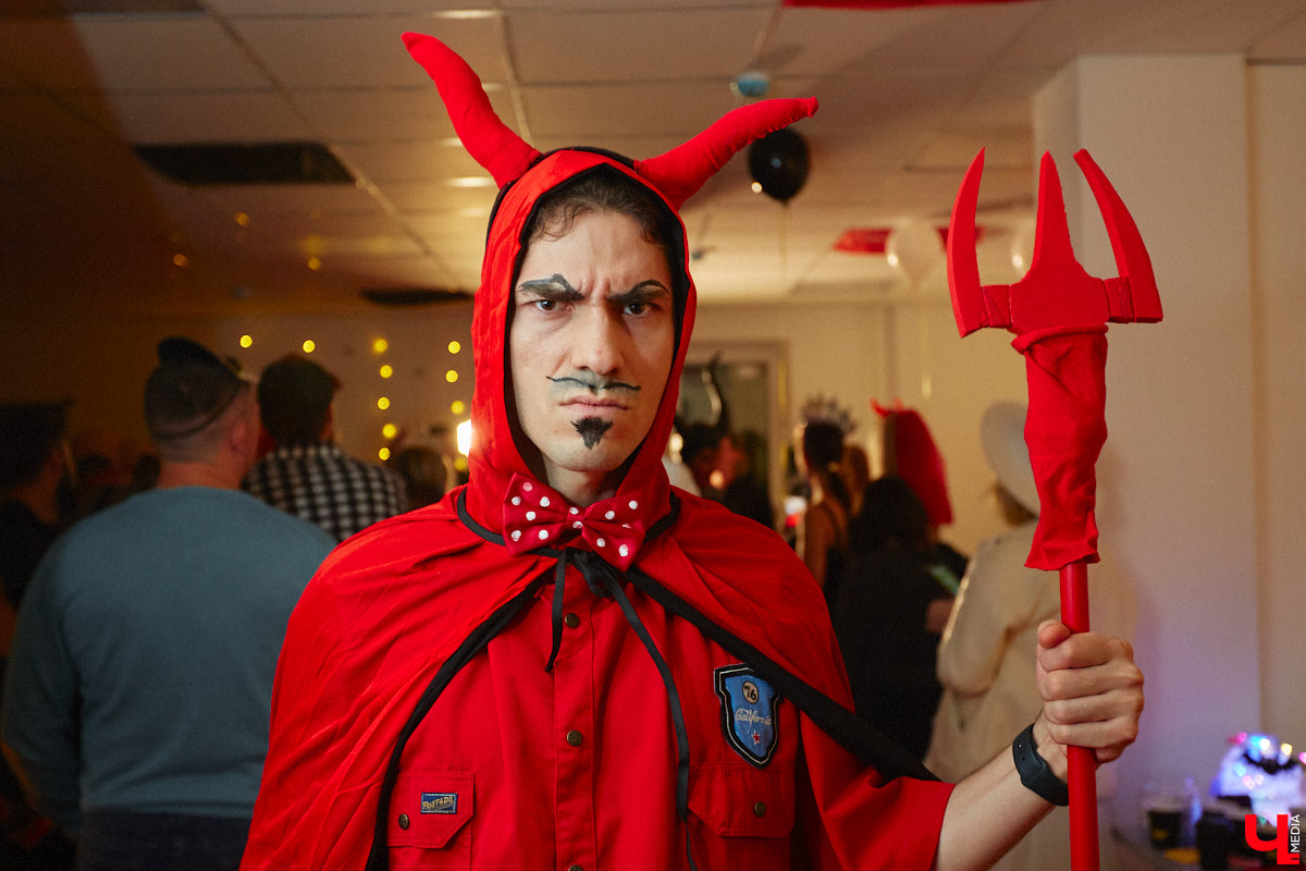 28 октября в Юрьевец со всего города слетелась нечистая сила. Притянула сказочных персонажей эксклюзивная вечеринка-дегустация в честь Хэллоуина. Все было пропитано духом праздника, начиная от лакомств в виде сырого мяса и заканчивая мрачной шоу-программой. «Ключ-Медиа» стал гостем этого ужасно вкусного и жутко интересного мероприятия.