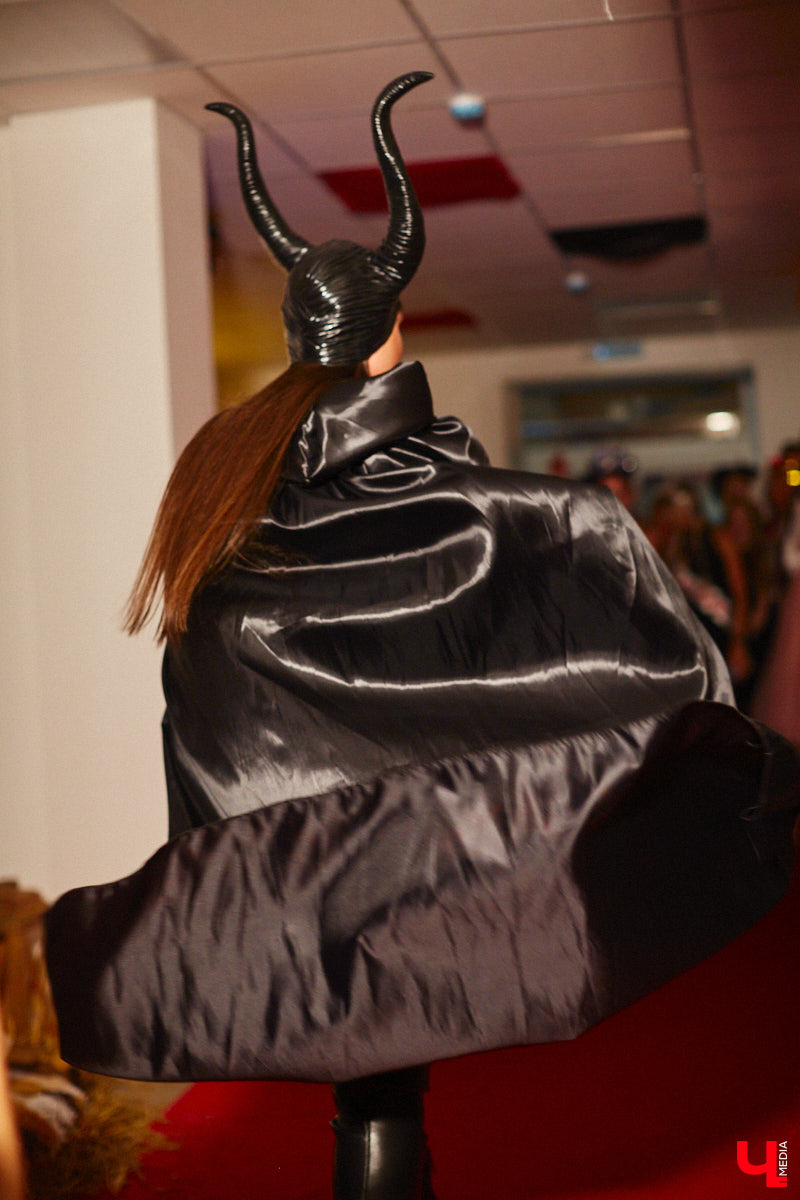 28 октября в Юрьевец со всего города слетелась нечистая сила. Притянула сказочных персонажей эксклюзивная вечеринка-дегустация в честь Хэллоуина. Все было пропитано духом праздника, начиная от лакомств в виде сырого мяса и заканчивая мрачной шоу-программой. «Ключ-Медиа» стал гостем этого ужасно вкусного и жутко интересного мероприятия.