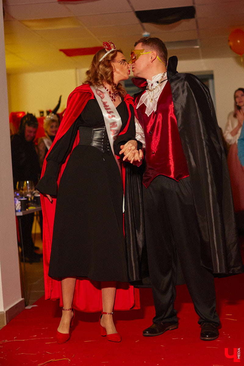 28 октября в Юрьевец со всего города слетелась нечистая сила. Притянула сказочных персонажей эксклюзивная вечеринка-дегустация в честь Хэллоуина. Все было пропитано духом праздника, начиная от лакомств в виде сырого мяса и заканчивая мрачной шоу-программой. «Ключ-Медиа» стал гостем этого ужасно вкусного и жутко интересного мероприятия.