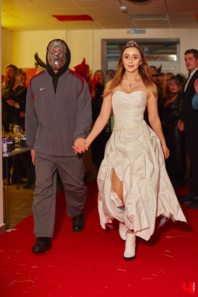 28 октября в Юрьевец со всего города слетелась нечистая сила. Притянула сказочных персонажей эксклюзивная вечеринка-дегустация в честь Хэллоуина. Все было пропитано духом праздника, начиная от лакомств в виде сырого мяса и заканчивая мрачной шоу-программой. «Ключ-Медиа» стал гостем этого ужасно вкусного и жутко интересного мероприятия.