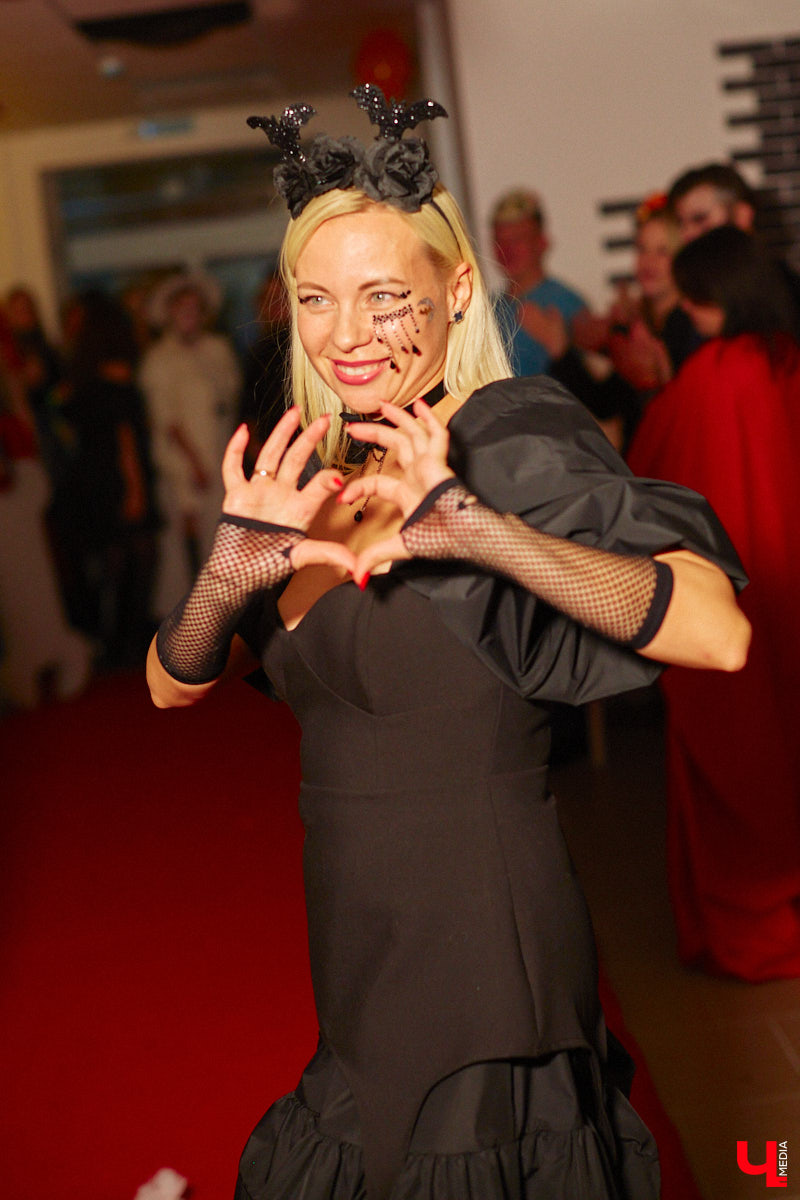 28 октября в Юрьевец со всего города слетелась нечистая сила. Притянула сказочных персонажей эксклюзивная вечеринка-дегустация в честь Хэллоуина. Все было пропитано духом праздника, начиная от лакомств в виде сырого мяса и заканчивая мрачной шоу-программой. «Ключ-Медиа» стал гостем этого ужасно вкусного и жутко интересного мероприятия.