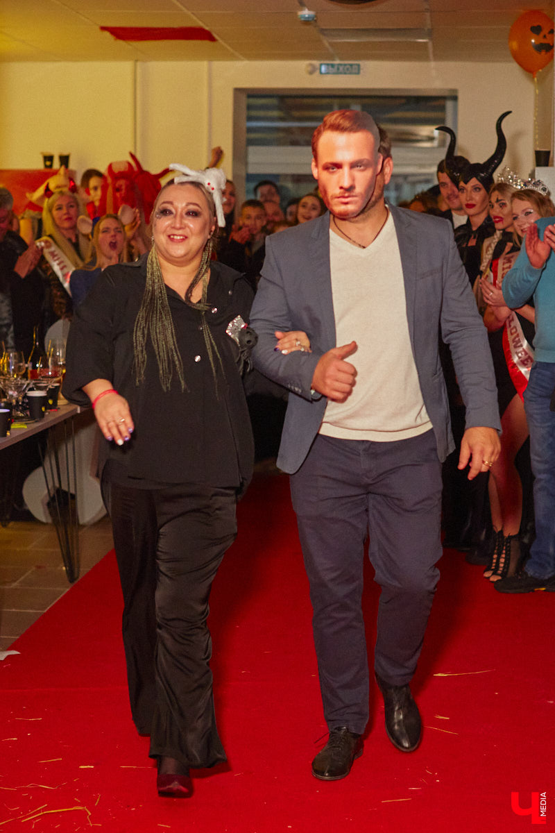 28 октября в Юрьевец со всего города слетелась нечистая сила. Притянула сказочных персонажей эксклюзивная вечеринка-дегустация в честь Хэллоуина. Все было пропитано духом праздника, начиная от лакомств в виде сырого мяса и заканчивая мрачной шоу-программой. «Ключ-Медиа» стал гостем этого ужасно вкусного и жутко интересного мероприятия.