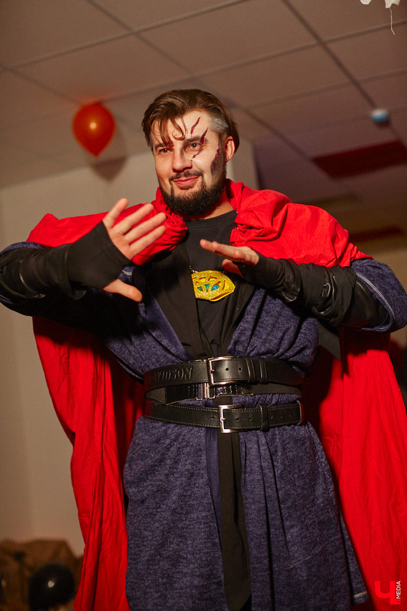 28 октября в Юрьевец со всего города слетелась нечистая сила. Притянула сказочных персонажей эксклюзивная вечеринка-дегустация в честь Хэллоуина. Все было пропитано духом праздника, начиная от лакомств в виде сырого мяса и заканчивая мрачной шоу-программой. «Ключ-Медиа» стал гостем этого ужасно вкусного и жутко интересного мероприятия.