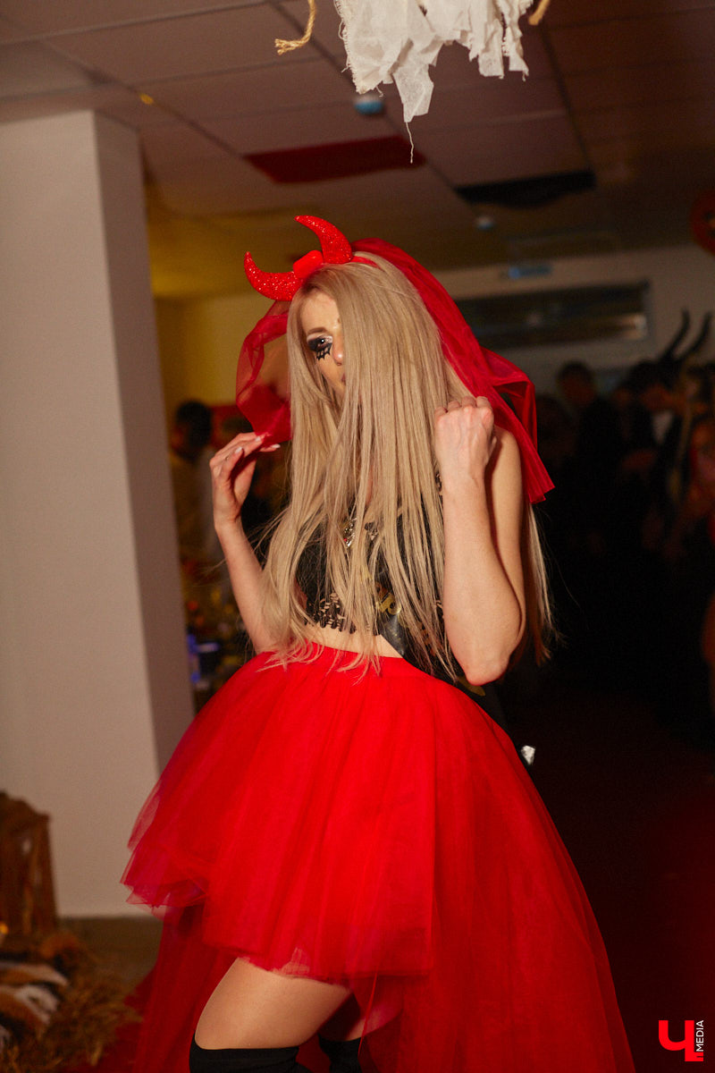 28 октября в Юрьевец со всего города слетелась нечистая сила. Притянула сказочных персонажей эксклюзивная вечеринка-дегустация в честь Хэллоуина. Все было пропитано духом праздника, начиная от лакомств в виде сырого мяса и заканчивая мрачной шоу-программой. «Ключ-Медиа» стал гостем этого ужасно вкусного и жутко интересного мероприятия.