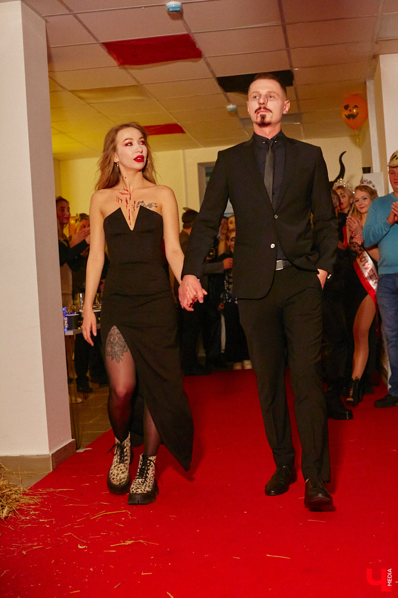 28 октября в Юрьевец со всего города слетелась нечистая сила. Притянула сказочных персонажей эксклюзивная вечеринка-дегустация в честь Хэллоуина. Все было пропитано духом праздника, начиная от лакомств в виде сырого мяса и заканчивая мрачной шоу-программой. «Ключ-Медиа» стал гостем этого ужасно вкусного и жутко интересного мероприятия.