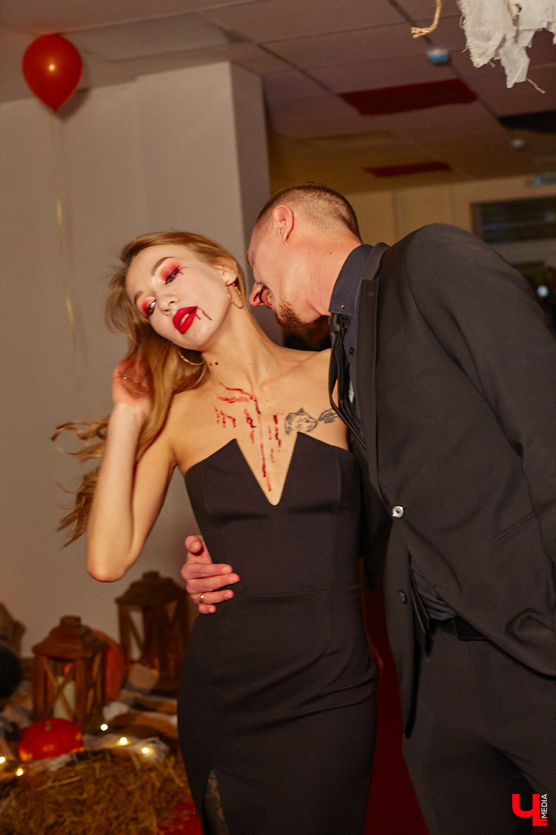 28 октября в Юрьевец со всего города слетелась нечистая сила. Притянула сказочных персонажей эксклюзивная вечеринка-дегустация в честь Хэллоуина. Все было пропитано духом праздника, начиная от лакомств в виде сырого мяса и заканчивая мрачной шоу-программой. «Ключ-Медиа» стал гостем этого ужасно вкусного и жутко интересного мероприятия.