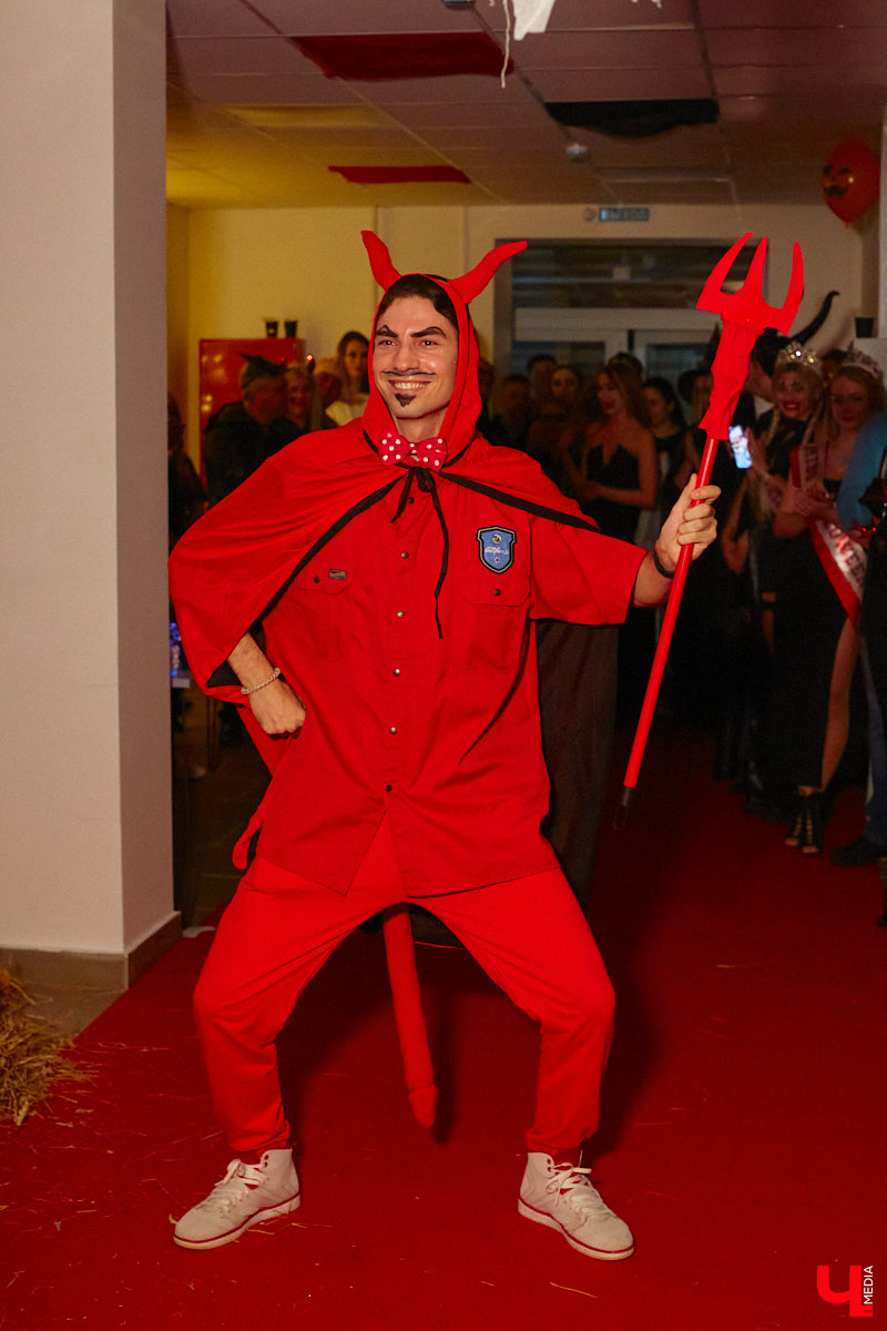 28 октября в Юрьевец со всего города слетелась нечистая сила. Притянула сказочных персонажей эксклюзивная вечеринка-дегустация в честь Хэллоуина. Все было пропитано духом праздника, начиная от лакомств в виде сырого мяса и заканчивая мрачной шоу-программой. «Ключ-Медиа» стал гостем этого ужасно вкусного и жутко интересного мероприятия.