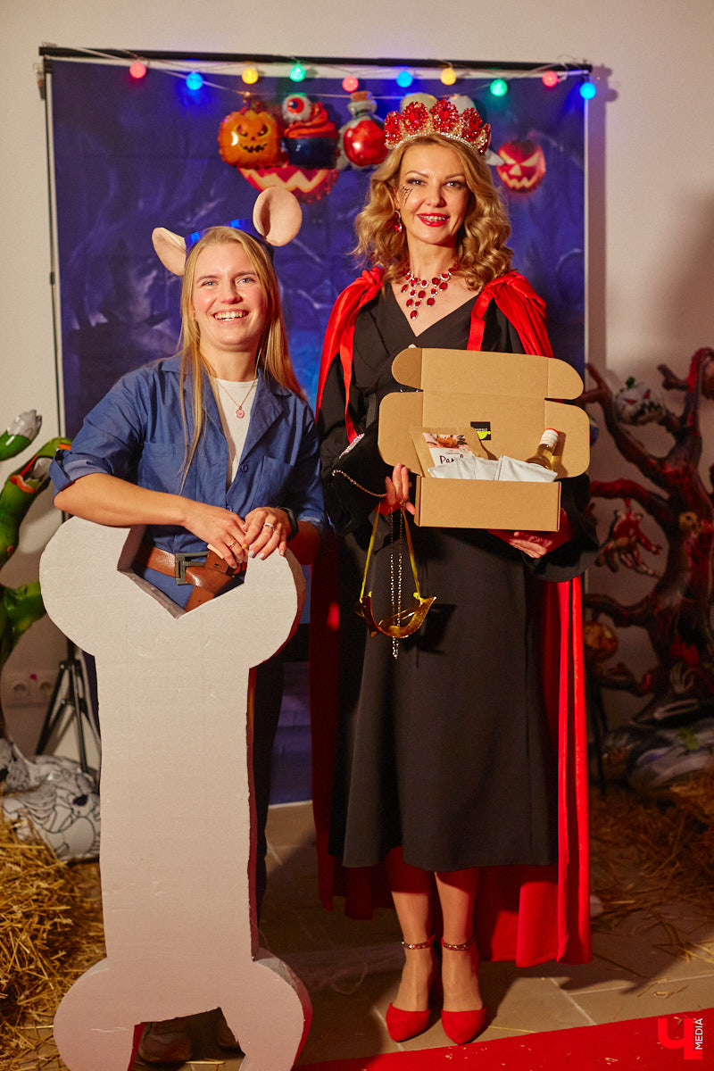 28 октября в Юрьевец со всего города слетелась нечистая сила. Притянула сказочных персонажей эксклюзивная вечеринка-дегустация в честь Хэллоуина. Все было пропитано духом праздника, начиная от лакомств в виде сырого мяса и заканчивая мрачной шоу-программой. «Ключ-Медиа» стал гостем этого ужасно вкусного и жутко интересного мероприятия.