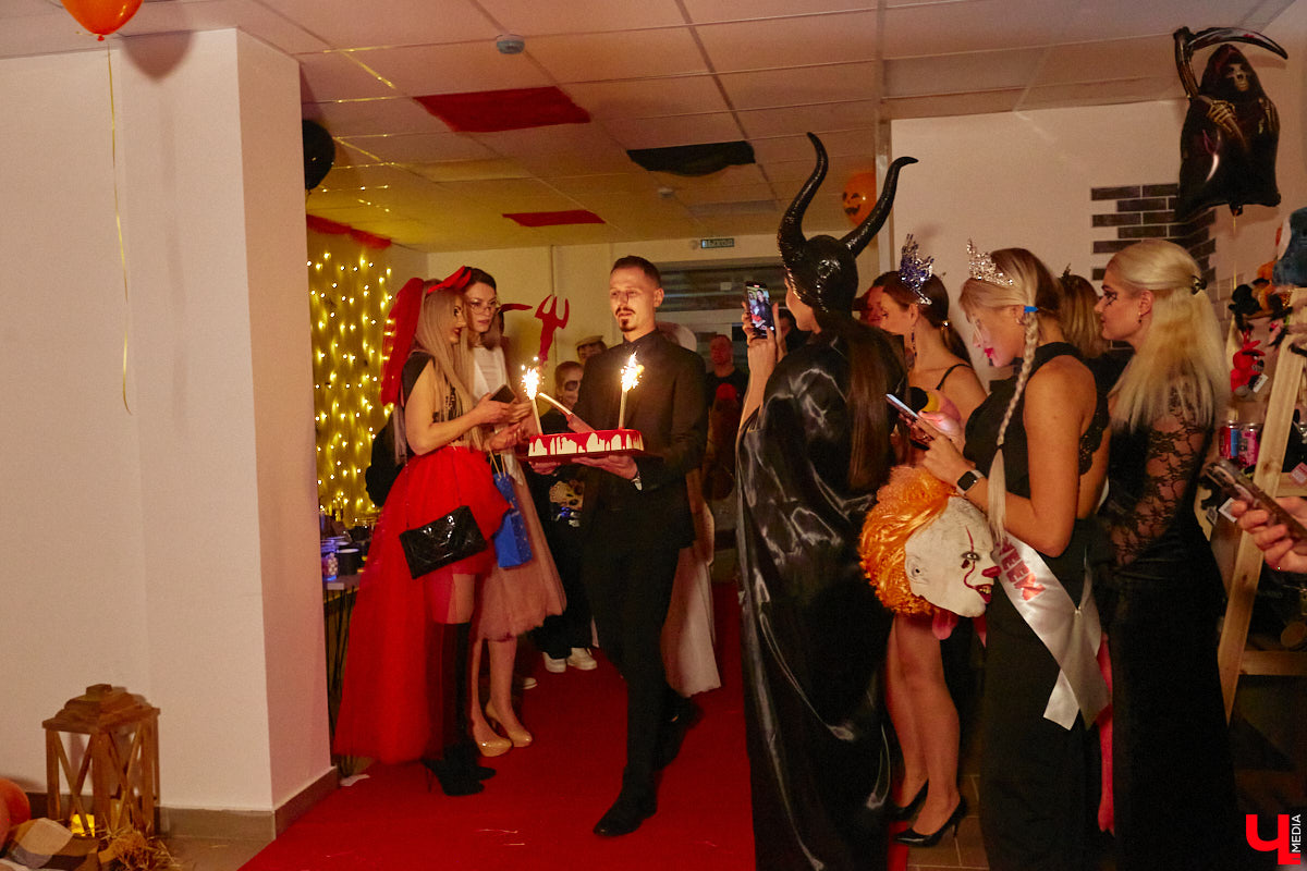 28 октября в Юрьевец со всего города слетелась нечистая сила. Притянула сказочных персонажей эксклюзивная вечеринка-дегустация в честь Хэллоуина. Все было пропитано духом праздника, начиная от лакомств в виде сырого мяса и заканчивая мрачной шоу-программой. «Ключ-Медиа» стал гостем этого ужасно вкусного и жутко интересного мероприятия.