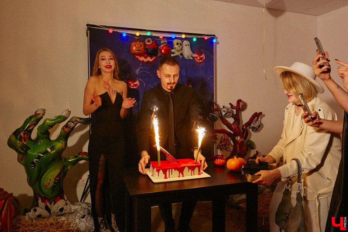 28 октября в Юрьевец со всего города слетелась нечистая сила. Притянула сказочных персонажей эксклюзивная вечеринка-дегустация в честь Хэллоуина. Все было пропитано духом праздника, начиная от лакомств в виде сырого мяса и заканчивая мрачной шоу-программой. «Ключ-Медиа» стал гостем этого ужасно вкусного и жутко интересного мероприятия.