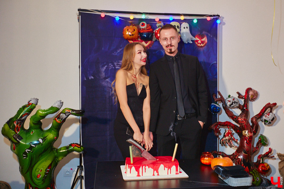 28 октября в Юрьевец со всего города слетелась нечистая сила. Притянула сказочных персонажей эксклюзивная вечеринка-дегустация в честь Хэллоуина. Все было пропитано духом праздника, начиная от лакомств в виде сырого мяса и заканчивая мрачной шоу-программой. «Ключ-Медиа» стал гостем этого ужасно вкусного и жутко интересного мероприятия.