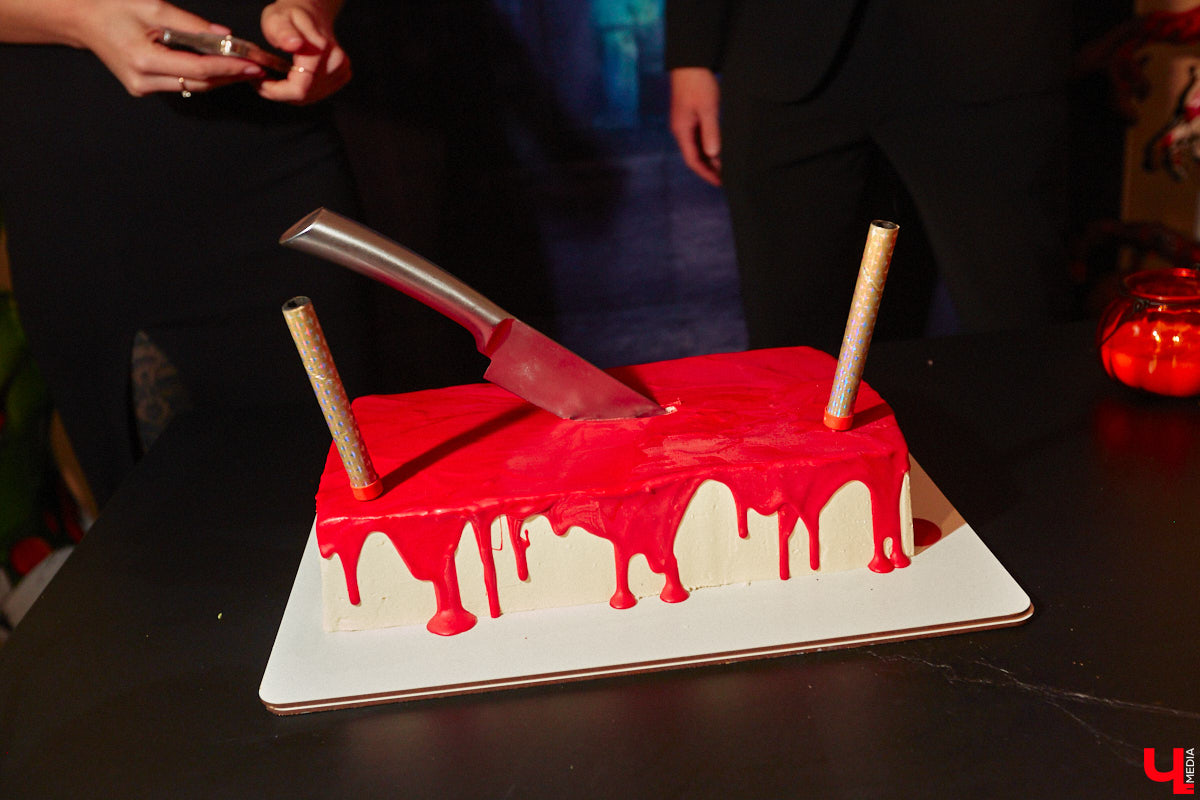 28 октября в Юрьевец со всего города слетелась нечистая сила. Притянула сказочных персонажей эксклюзивная вечеринка-дегустация в честь Хэллоуина. Все было пропитано духом праздника, начиная от лакомств в виде сырого мяса и заканчивая мрачной шоу-программой. «Ключ-Медиа» стал гостем этого ужасно вкусного и жутко интересного мероприятия.