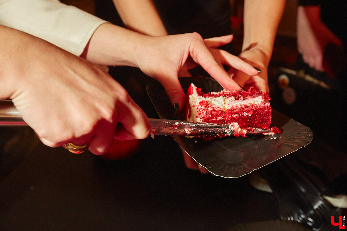 28 октября в Юрьевец со всего города слетелась нечистая сила. Притянула сказочных персонажей эксклюзивная вечеринка-дегустация в честь Хэллоуина. Все было пропитано духом праздника, начиная от лакомств в виде сырого мяса и заканчивая мрачной шоу-программой. «Ключ-Медиа» стал гостем этого ужасно вкусного и жутко интересного мероприятия.