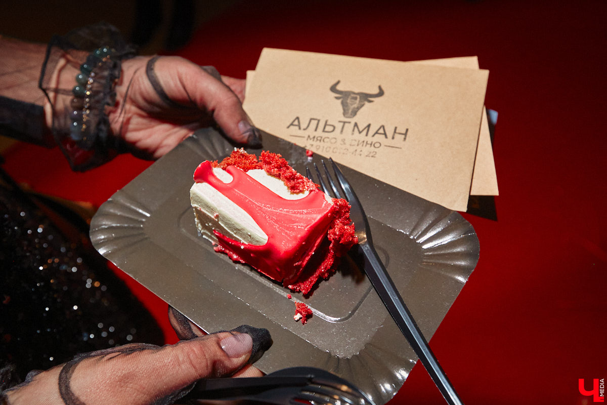 28 октября в Юрьевец со всего города слетелась нечистая сила. Притянула сказочных персонажей эксклюзивная вечеринка-дегустация в честь Хэллоуина. Все было пропитано духом праздника, начиная от лакомств в виде сырого мяса и заканчивая мрачной шоу-программой. «Ключ-Медиа» стал гостем этого ужасно вкусного и жутко интересного мероприятия.