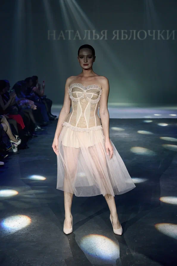 Талантливый человек талантлив во всем. Наталья Рязанова — дизайнер детской одежды — уже второй раз попробовала себя в подборе моделей и режиссуре показов на престижном столичном событии в мире моды. Подробности читайте в нашей статье.