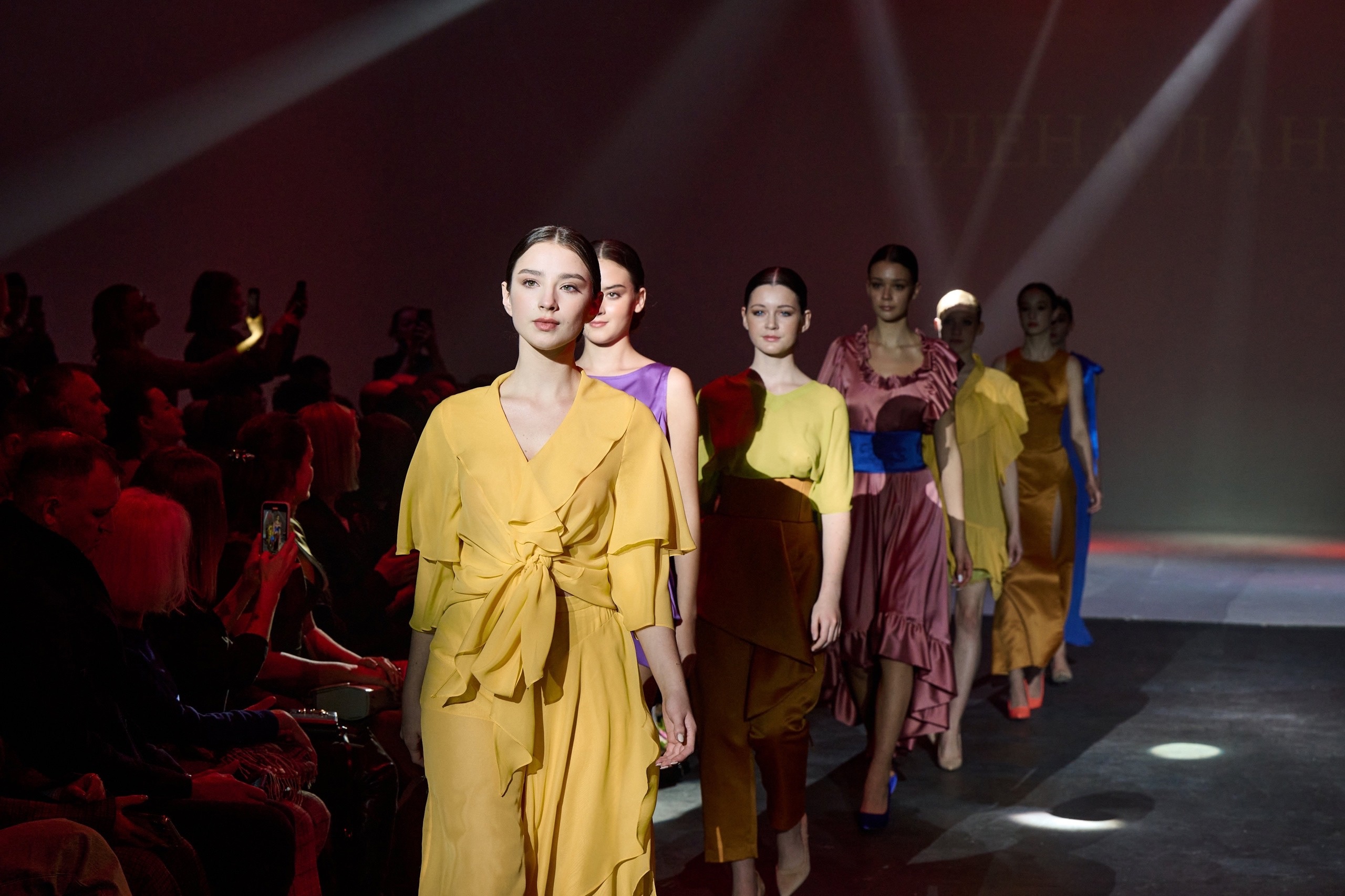 Талантливый человек талантлив во всем. Наталья Рязанова — дизайнер детской одежды — уже второй раз попробовала себя в подборе моделей и режиссуре показов на престижном столичном событии в мире моды. Подробности читайте в нашей статье.