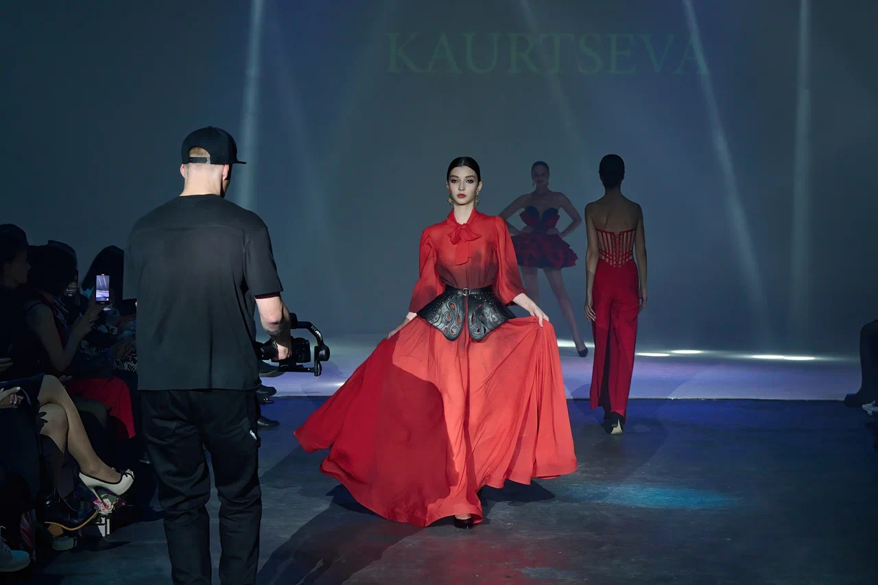 Талантливый человек талантлив во всем. Наталья Рязанова — дизайнер детской одежды — уже второй раз попробовала себя в подборе моделей и режиссуре показов на престижном столичном событии в мире моды. Подробности читайте в нашей статье.