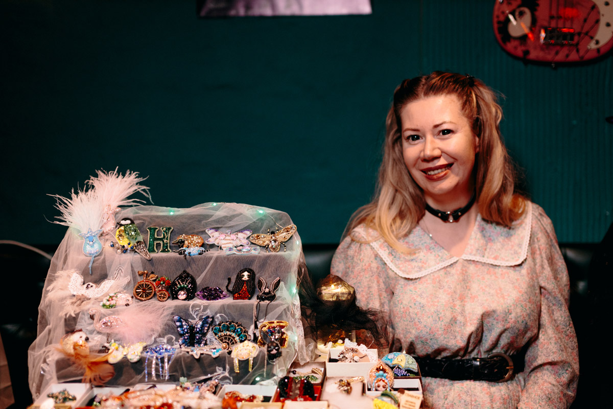 В минувшие выходные уютный интерьер владимирского бара претерпел метаморфозы, став похожим то ли на средневековый зал, то ли на каморку ведьмы. Именно в этом месте мистические существа устроили настоящий монстр-бал под названием «Котомка ужасов».