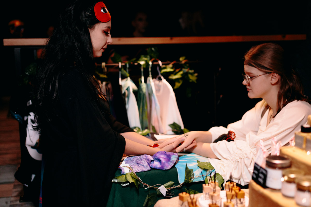 В минувшие выходные уютный интерьер владимирского бара претерпел метаморфозы, став похожим то ли на средневековый зал, то ли на каморку ведьмы. Именно в этом месте мистические существа устроили настоящий монстр-бал под названием «Котомка ужасов».