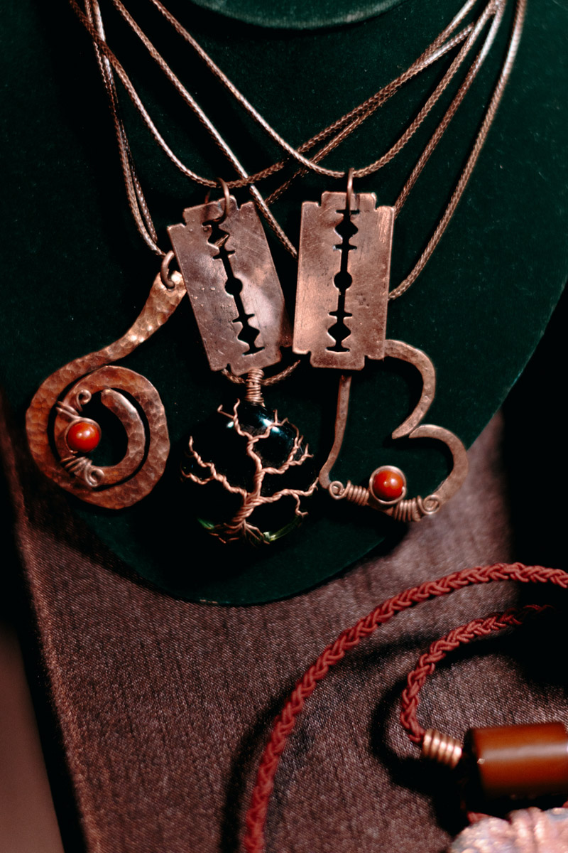 В минувшие выходные уютный интерьер владимирского бара претерпел метаморфозы, став похожим то ли на средневековый зал, то ли на каморку ведьмы. Именно в этом месте мистические существа устроили настоящий монстр-бал под названием «Котомка ужасов».