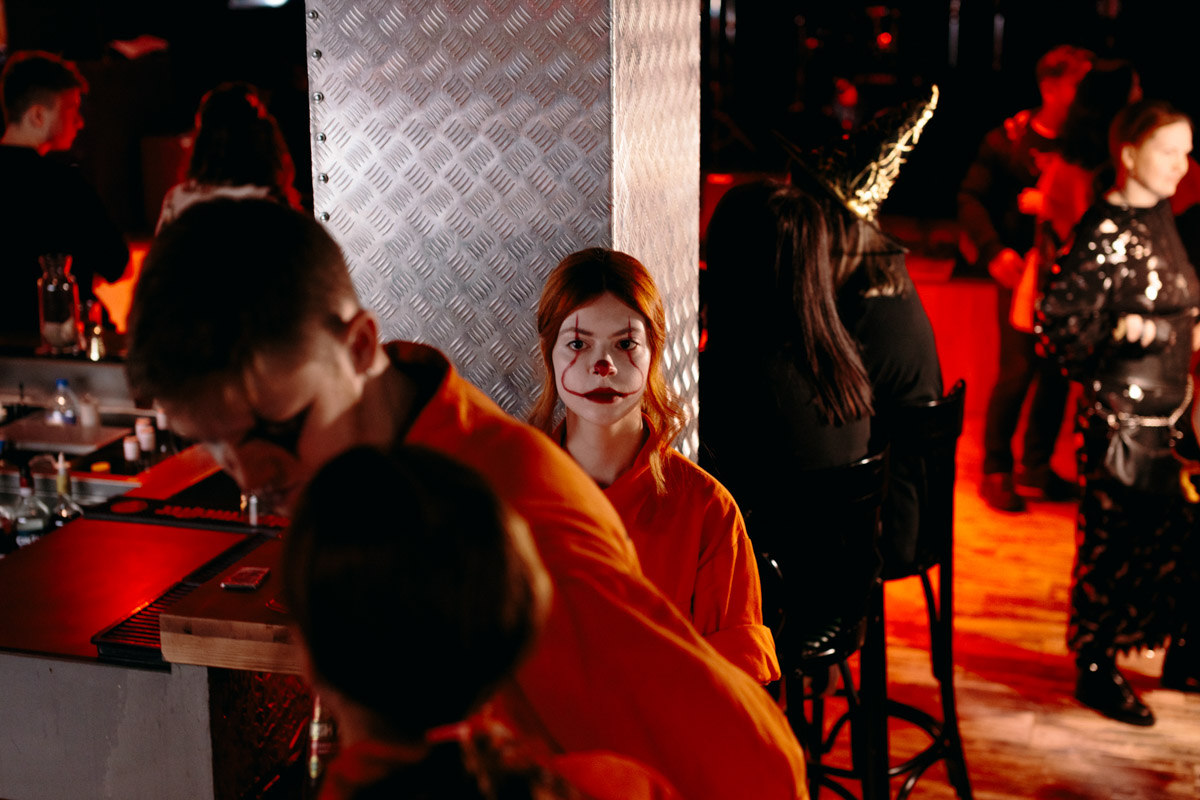 В минувшие выходные уютный интерьер владимирского бара претерпел метаморфозы, став похожим то ли на средневековый зал, то ли на каморку ведьмы. Именно в этом месте мистические существа устроили настоящий монстр-бал под названием «Котомка ужасов».