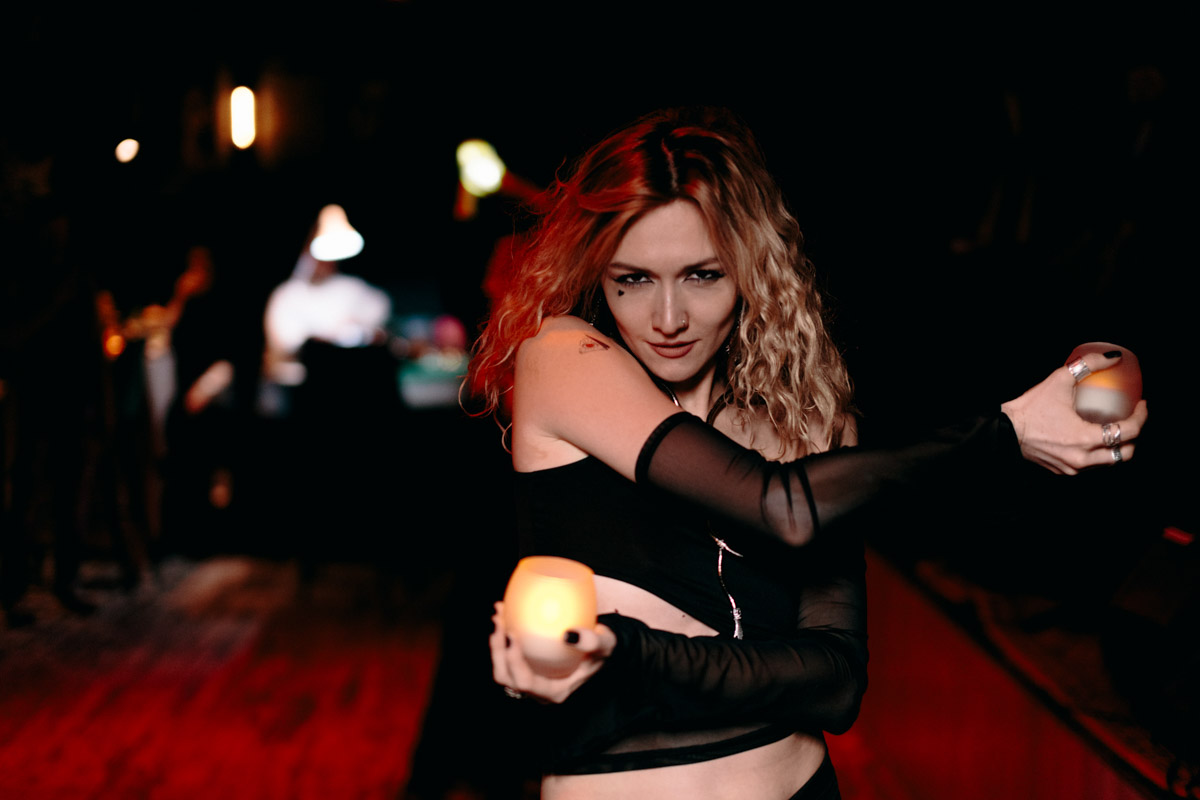 В минувшие выходные уютный интерьер владимирского бара претерпел метаморфозы, став похожим то ли на средневековый зал, то ли на каморку ведьмы. Именно в этом месте мистические существа устроили настоящий монстр-бал под названием «Котомка ужасов».