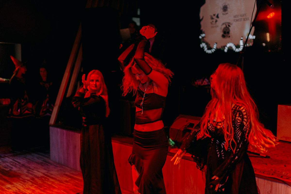 В минувшие выходные уютный интерьер владимирского бара претерпел метаморфозы, став похожим то ли на средневековый зал, то ли на каморку ведьмы. Именно в этом месте мистические существа устроили настоящий монстр-бал под названием «Котомка ужасов».