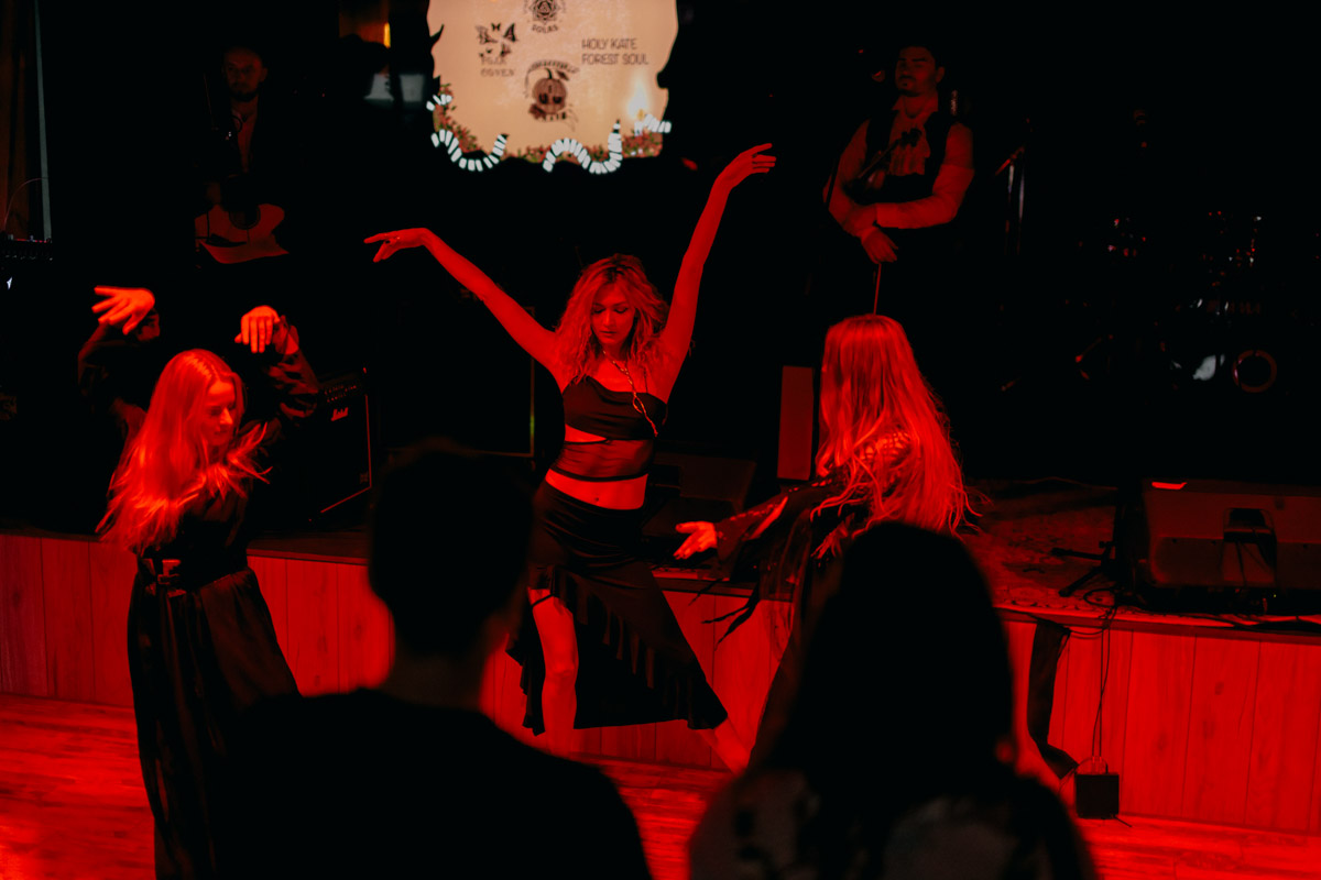 В минувшие выходные уютный интерьер владимирского бара претерпел метаморфозы, став похожим то ли на средневековый зал, то ли на каморку ведьмы. Именно в этом месте мистические существа устроили настоящий монстр-бал под названием «Котомка ужасов».