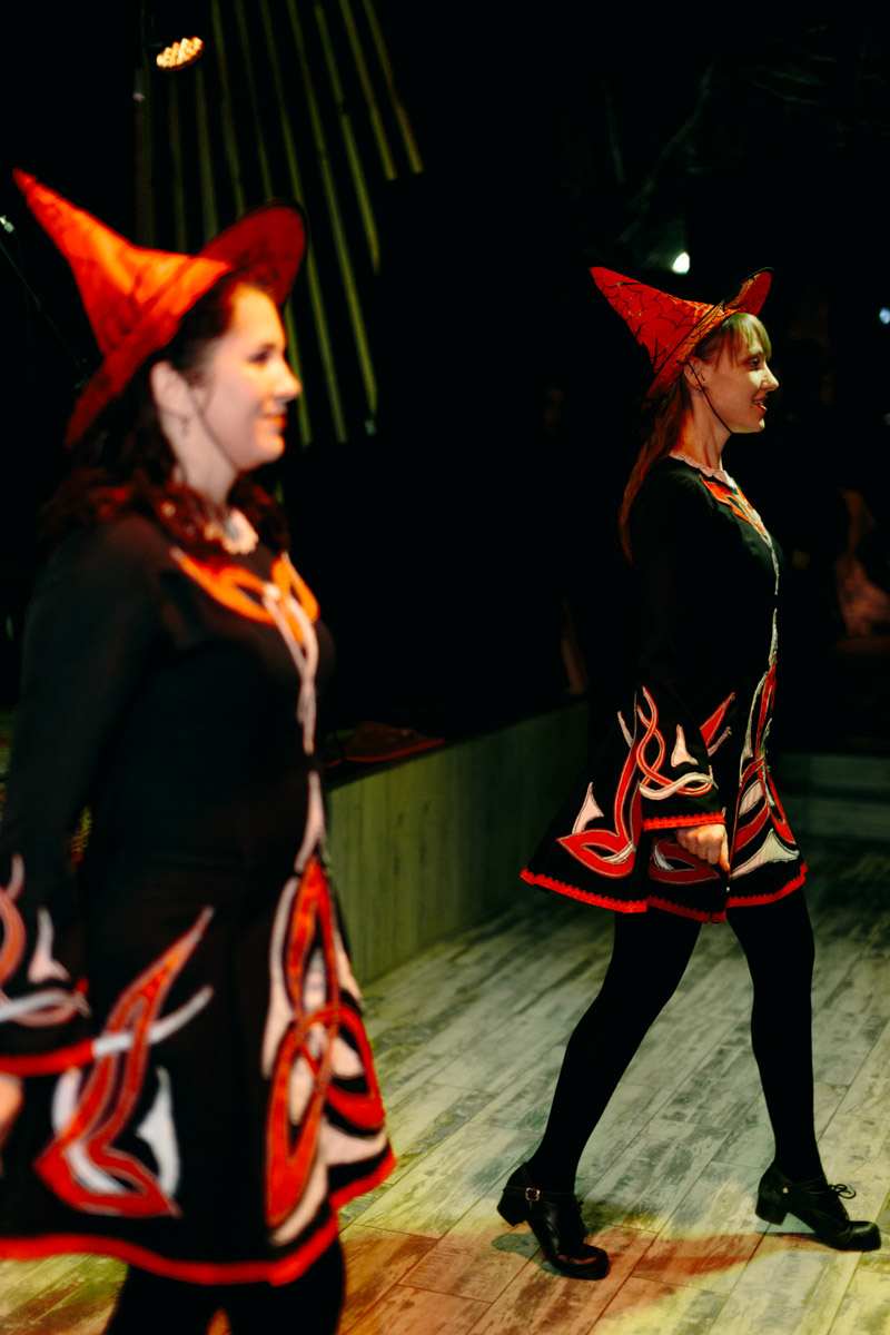 В минувшие выходные уютный интерьер владимирского бара претерпел метаморфозы, став похожим то ли на средневековый зал, то ли на каморку ведьмы. Именно в этом месте мистические существа устроили настоящий монстр-бал под названием «Котомка ужасов».