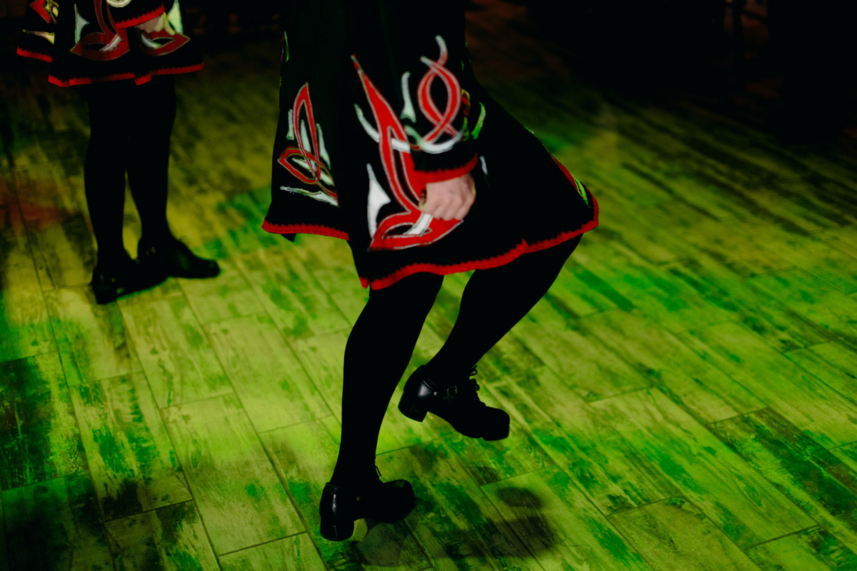 В минувшие выходные уютный интерьер владимирского бара претерпел метаморфозы, став похожим то ли на средневековый зал, то ли на каморку ведьмы. Именно в этом месте мистические существа устроили настоящий монстр-бал под названием «Котомка ужасов».