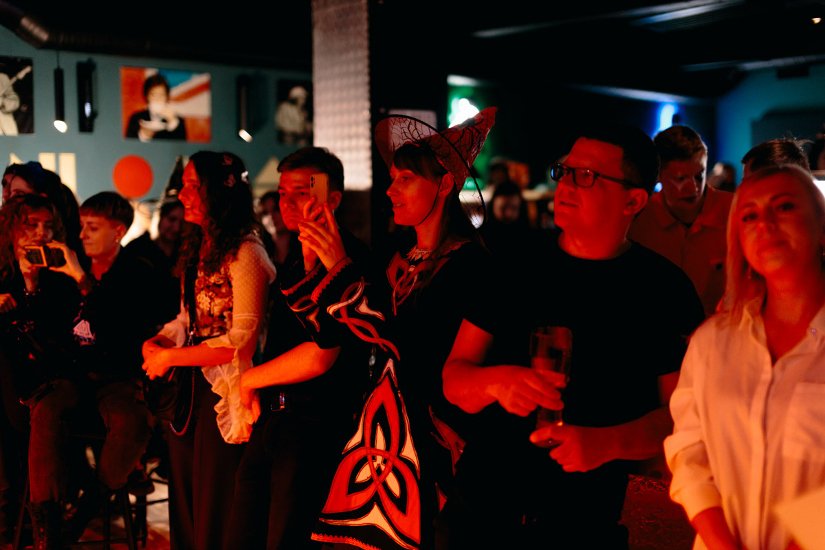 В минувшие выходные уютный интерьер владимирского бара претерпел метаморфозы, став похожим то ли на средневековый зал, то ли на каморку ведьмы. Именно в этом месте мистические существа устроили настоящий монстр-бал под названием «Котомка ужасов».