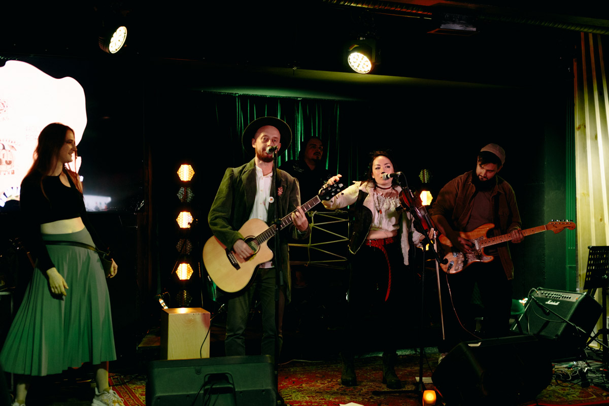 В минувшие выходные уютный интерьер владимирского бара претерпел метаморфозы, став похожим то ли на средневековый зал, то ли на каморку ведьмы. Именно в этом месте мистические существа устроили настоящий монстр-бал под названием «Котомка ужасов».