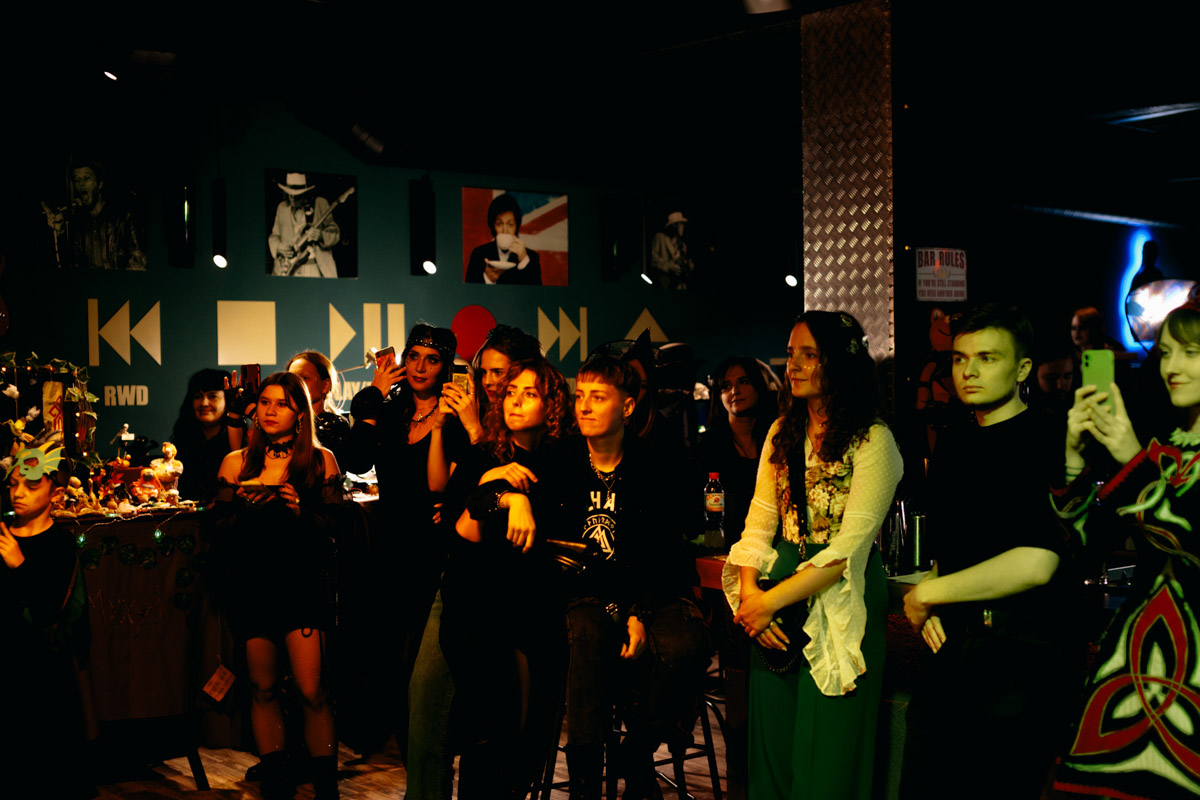 В минувшие выходные уютный интерьер владимирского бара претерпел метаморфозы, став похожим то ли на средневековый зал, то ли на каморку ведьмы. Именно в этом месте мистические существа устроили настоящий монстр-бал под названием «Котомка ужасов».