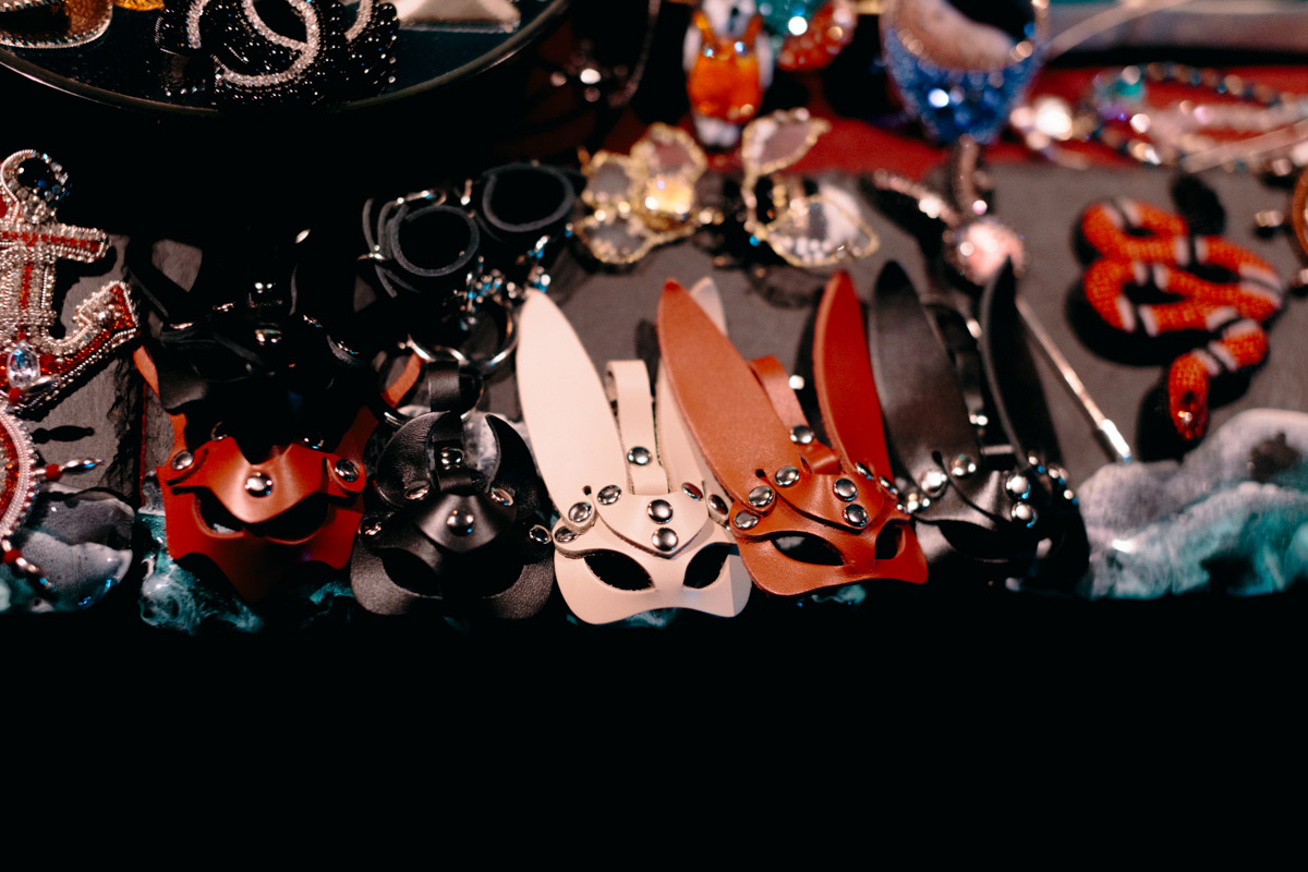 В минувшие выходные уютный интерьер владимирского бара претерпел метаморфозы, став похожим то ли на средневековый зал, то ли на каморку ведьмы. Именно в этом месте мистические существа устроили настоящий монстр-бал под названием «Котомка ужасов».