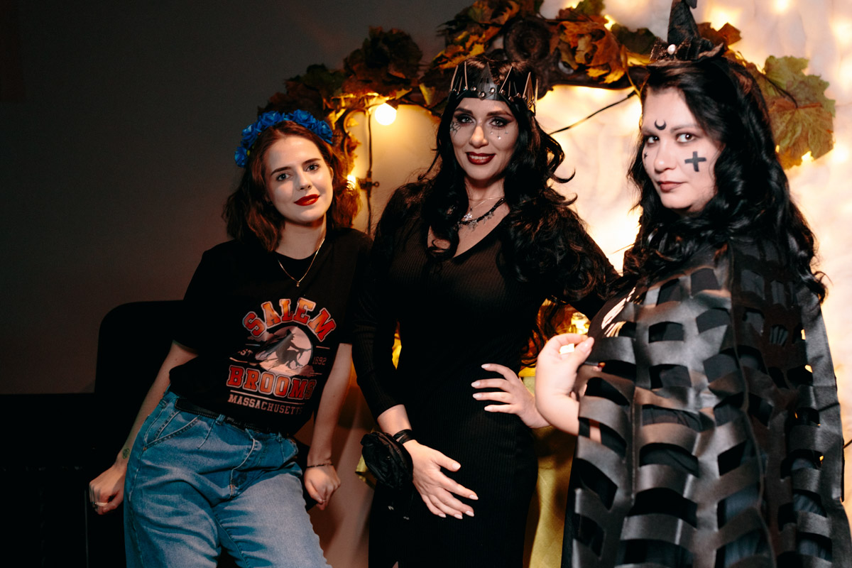 В минувшие выходные уютный интерьер владимирского бара претерпел метаморфозы, став похожим то ли на средневековый зал, то ли на каморку ведьмы. Именно в этом месте мистические существа устроили настоящий монстр-бал под названием «Котомка ужасов».