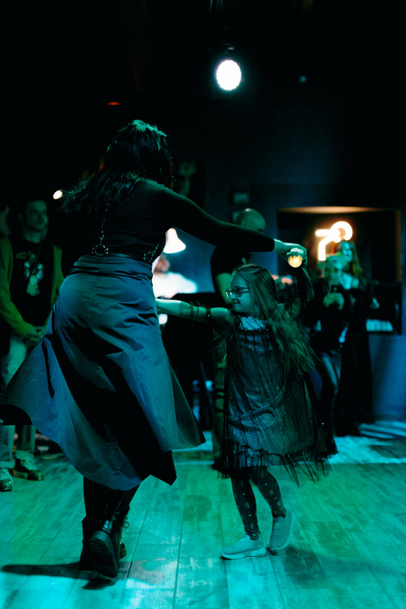 В минувшие выходные уютный интерьер владимирского бара претерпел метаморфозы, став похожим то ли на средневековый зал, то ли на каморку ведьмы. Именно в этом месте мистические существа устроили настоящий монстр-бал под названием «Котомка ужасов».