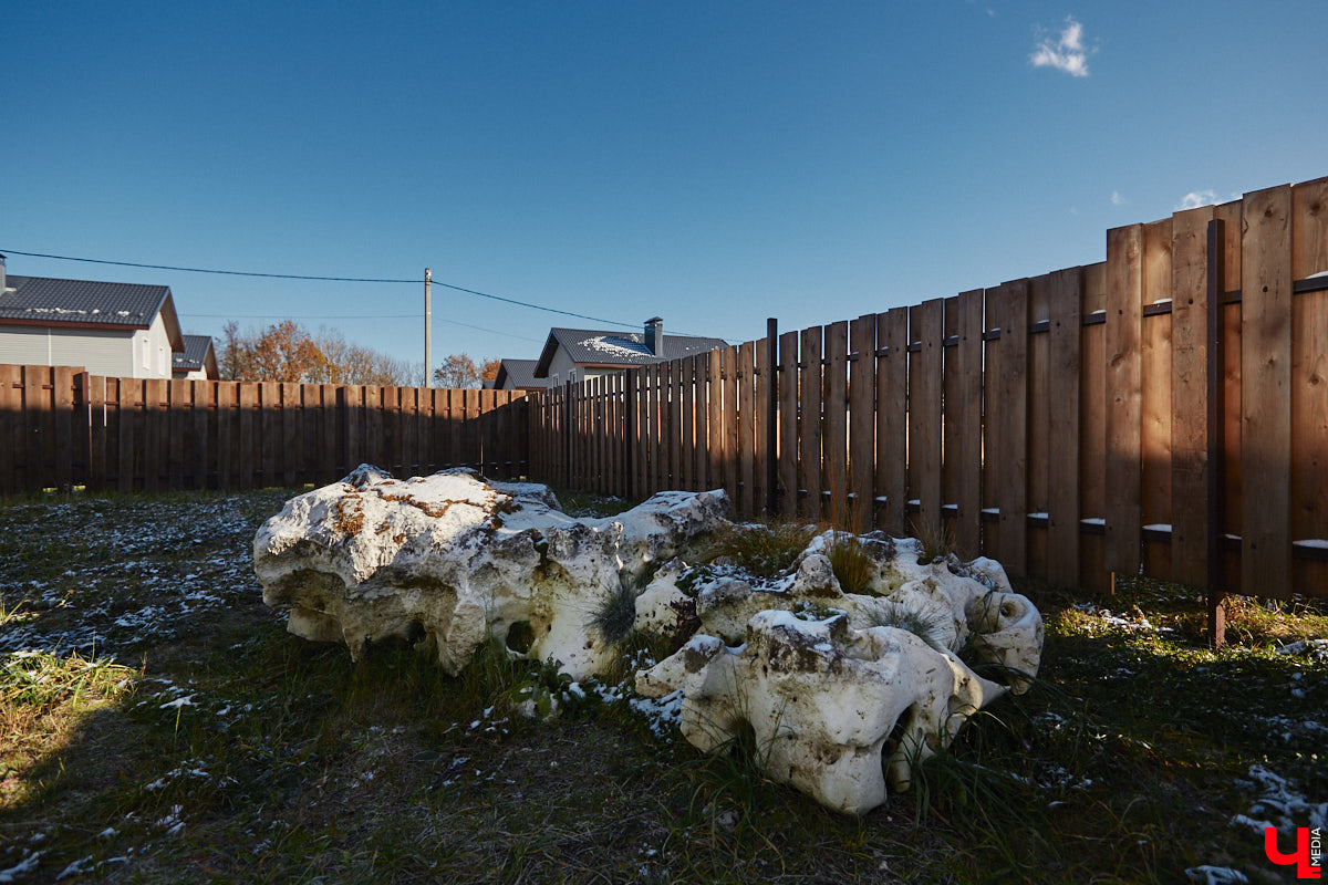 Полина Семина&nbsp;— мастер на&nbsp;все руки. Новый дом, в&nbsp;который они с&nbsp;мужем переехали год назад, она оформила сама. Целиком проработала и&nbsp;реализовала дизайн-концепцию, украсила комнаты своим авторским декором, хендмейд-изделиями и&nbsp;текстилем. Все это оказалось под силу хрупкой девушке, которая с&nbsp;удовольствием провела нам экскурсию по&nbsp;своему этножилищу.