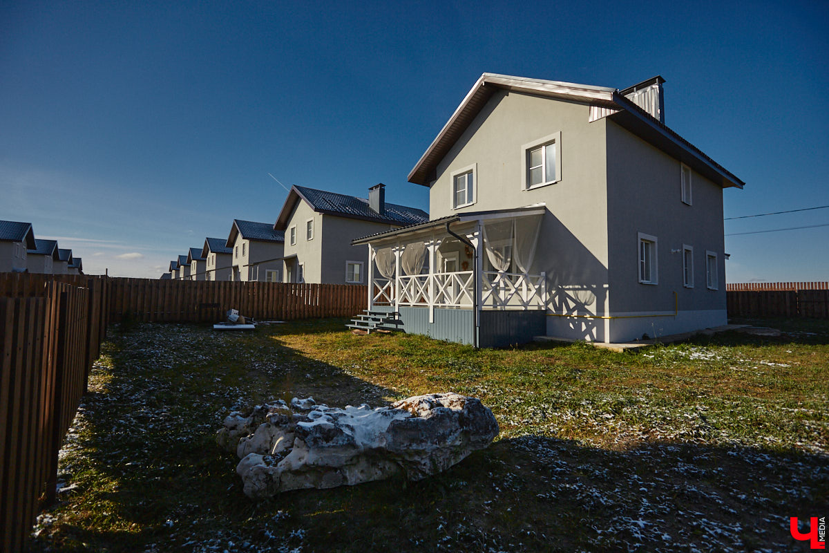 Полина Семина&nbsp;— мастер на&nbsp;все руки. Новый дом, в&nbsp;который они с&nbsp;мужем переехали год назад, она оформила сама. Целиком проработала и&nbsp;реализовала дизайн-концепцию, украсила комнаты своим авторским декором, хендмейд-изделиями и&nbsp;текстилем. Все это оказалось под силу хрупкой девушке, которая с&nbsp;удовольствием провела нам экскурсию по&nbsp;своему этножилищу.